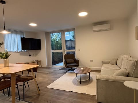 TV and multimedia, Living room, Seating area, air conditioner