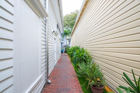 Custom House Inn All Apartment in Key West