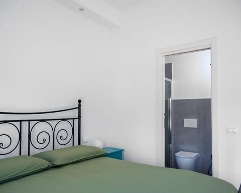 Camera Matrimoniale con bagno privato-struttura condivisa con Host-CASA ENEA Vacation rental in Florence