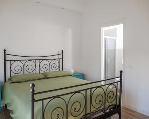 Camera Matrimoniale con bagno privato-struttura condivisa con Host-CASA ENEA Vacation rental in Florence