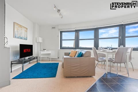 TV and multimedia, Living room, Seating area, Dining area, City view, City view