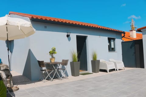 Property building, Patio, Balcony/Terrace