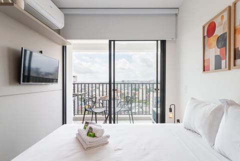 Bed, TV and multimedia, View (from property/room), Balcony/Terrace, Photo of the whole room, Bedroom, towels, air conditioner