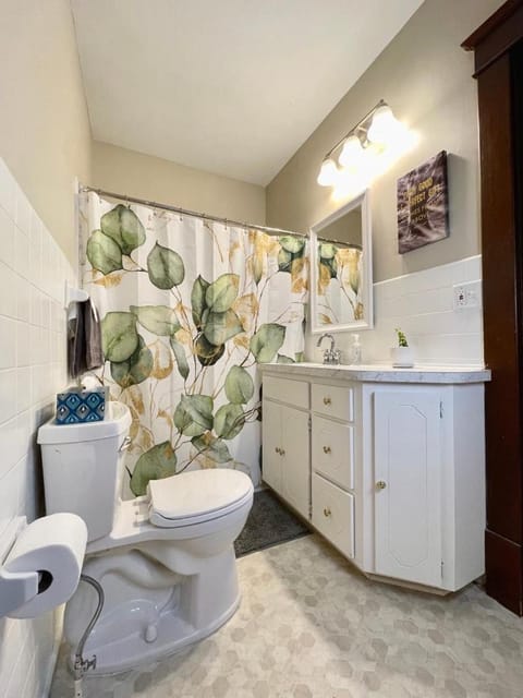 Charming Centrally Located Duplex with Parking Apartment in Minneapolis