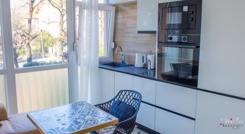 Kitchen or kitchenette, Dining area, oven, stove