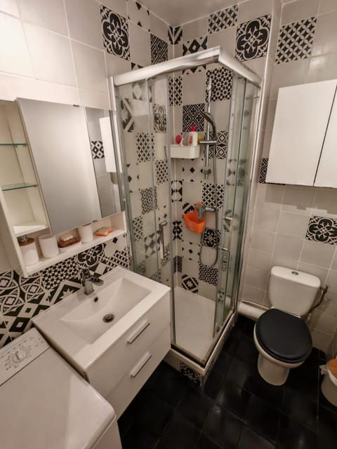 Shower, Toilet, Bathroom, towels, washing machine