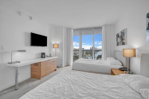 Stunning 30th-Floor Studio at Beachwalk Resort Apartment in Hallandale Beach