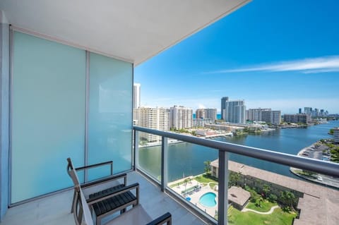 Stunning 30th-Floor Studio at Beachwalk Resort Apartment in Hallandale Beach