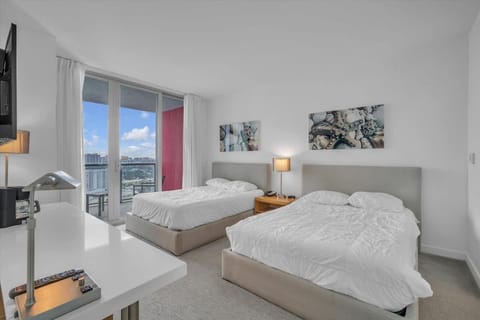 Stunning 30th-Floor Studio at Beachwalk Resort Apartment in Hallandale Beach