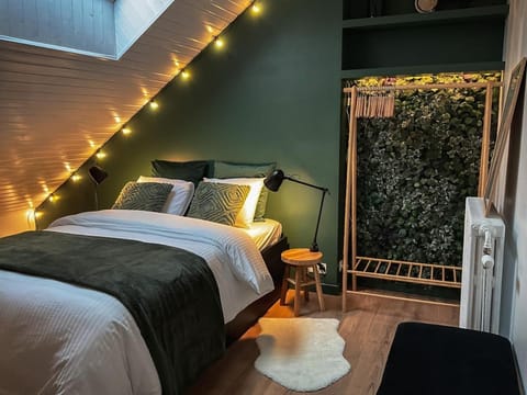 Bed, Photo of the whole room, Bedroom, internet