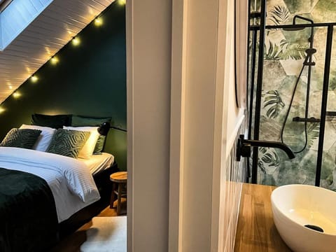 Chambre et salle de bain privative Apartment in Liège