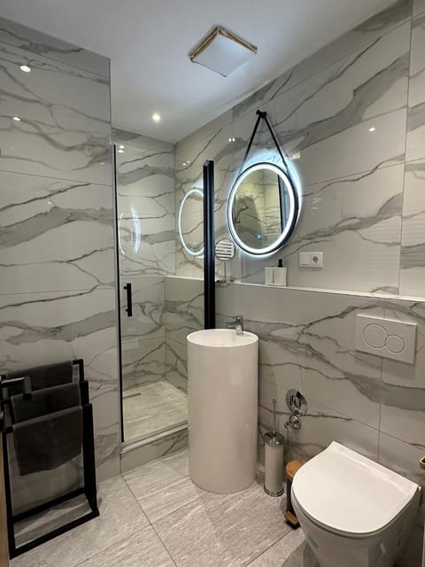 Shower, Toilet, Bathroom