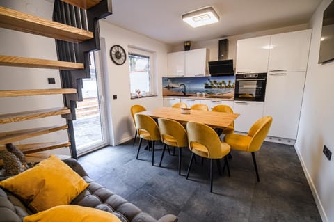 Kitchen or kitchenette, Living room, Seating area, Dining area, oven, stove