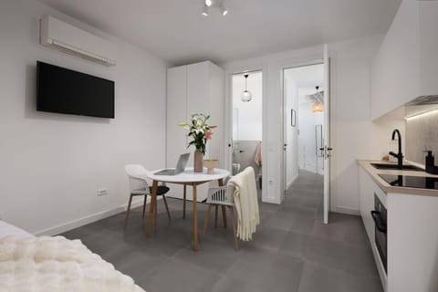 TV and multimedia, Kitchen or kitchenette, Living room, Dining area, oven, air conditioner