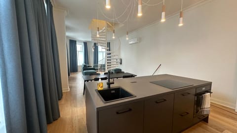 Restaurant/places to eat, Living room, Seating area, Dining area, stove, kitchen, air conditioner