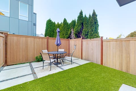 Sunset Hill Cottage House in Ballard