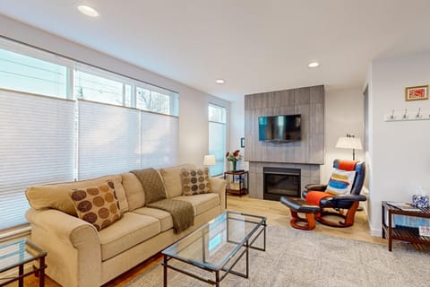 Sunset Hill Cottage House in Ballard