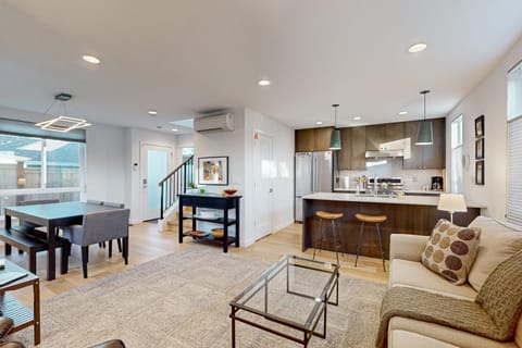 Sunset Hill Cottage House in Ballard