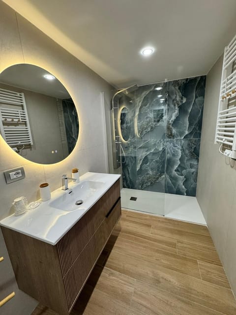 Shower, Bathroom, towels