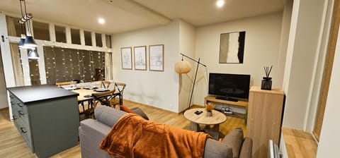 TV and multimedia, Living room, Seating area, Dining area