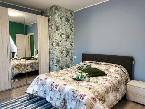 Bed, Photo of the whole room, Bedroom, towels, wardrobe