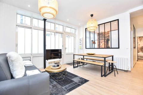 TV and multimedia, Kitchen or kitchenette, Living room, Seating area, Dining area