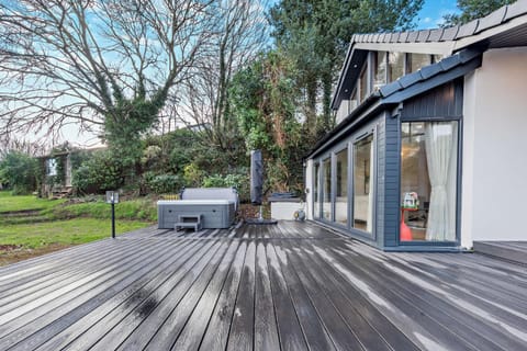 Property building, Hot Tub