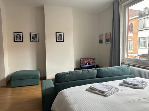 Bed, Living room, Decorative detail, Pets, cot, flat iron, heating, internet, microwave, toaster, wardrobe