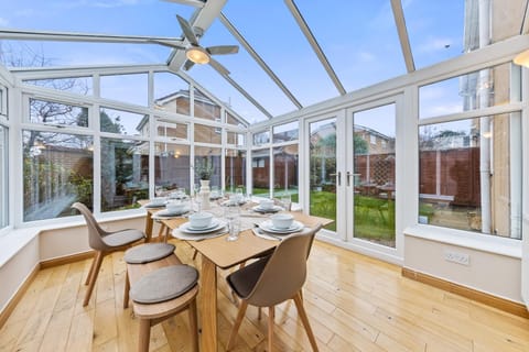 Leicester 4BR, Sleeps 9, Fast WiFi & Smart TV, M1 & M69, Garden, Long Stays & Contactors Welcome - One Astley by Base Ten Stays House in Leicester