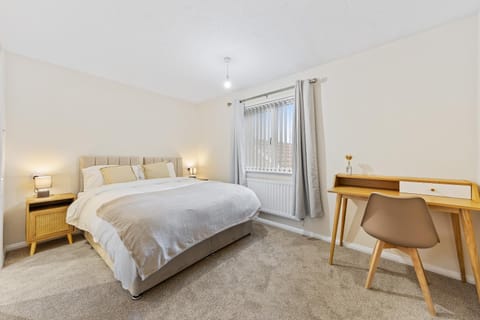 Leicester 4BR, Sleeps 9, Fast WiFi & Smart TV, M1 & M69, Garden, Long Stays & Contactors Welcome - One Astley by Base Ten Stays House in Leicester