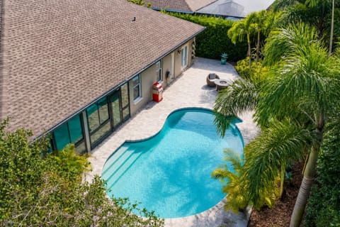 Property building, Garden view, Swimming pool, sunbed