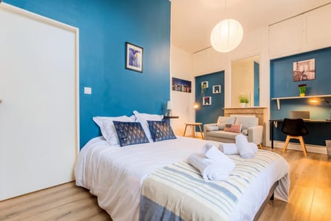 Bed, Photo of the whole room, Seating area, Bedroom