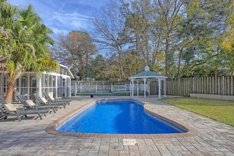 Family & dog-friendly house w pool & entertainment galore! Halfway to Downtown Savannah and Tybee Beach House in Jasper County