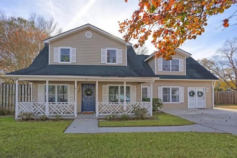 Family & dog-friendly house w pool & entertainment galore! Halfway to Downtown Savannah and Tybee Beach House in Jasper County