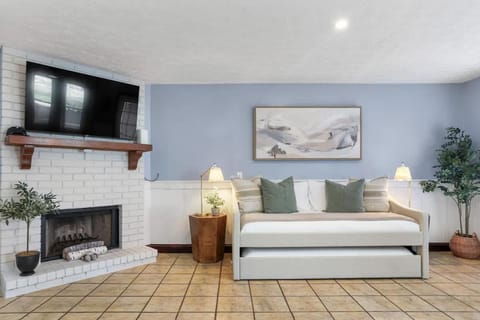 Family & dog-friendly house w pool & entertainment galore! Halfway to Downtown Savannah and Tybee Beach House in Jasper County