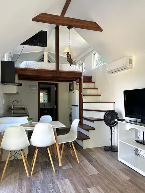 Communal lounge/ TV room, TV and multimedia, Kitchen or kitchenette, Living room, Dining area, air conditioner