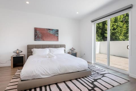 Stunning 3-BR Residence with Free Parking & Patio Apartment in Beverly Hills