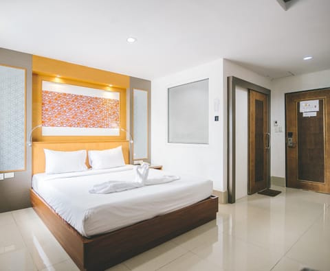 Photo of the whole room, Bedroom