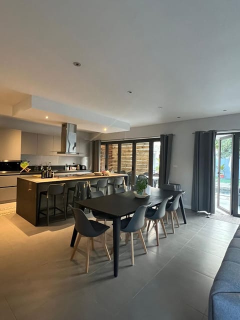 Kitchen or kitchenette, Dining area
