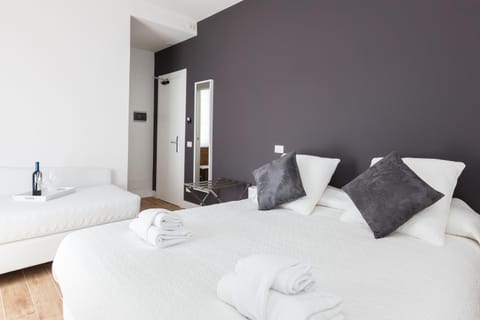Photo of the whole room, Bedroom, Drinks