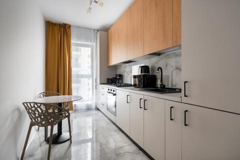 Coffee/tea facilities, Kitchen or kitchenette, Dining area, stove, toaster