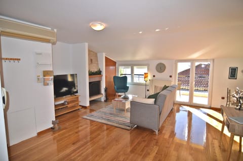 TV and multimedia, Living room, Seating area