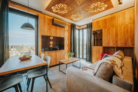 TV and multimedia, Living room, Seating area, Dining area, Evening entertainment
