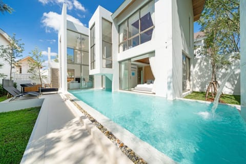 Property building, Day, Balcony/Terrace, Swimming pool, Swimming pool