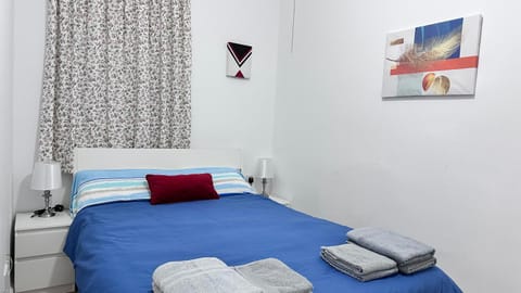 Centrally Located 1 Sea Eats and Bus Right in Front Apartment in Saint Paul's Bay