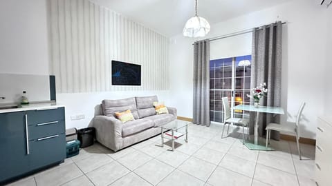 Bed, Living room, Photo of the whole room, Seating area