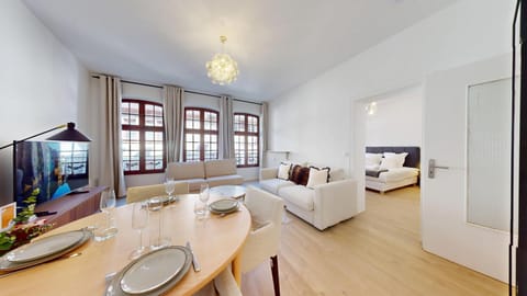 TV and multimedia, Living room, Seating area, Dining area