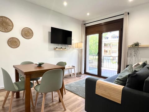 Communal lounge/ TV room, TV and multimedia, Seating area, Dining area