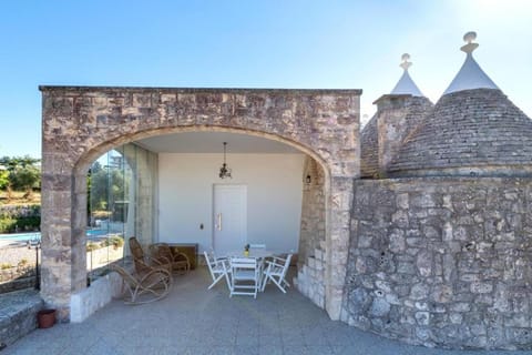 Property building, Patio, Day, Landmark view