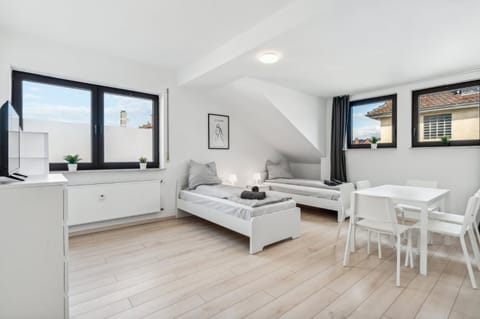 Bed, Photo of the whole room, Seating area, Dining area, Bedroom